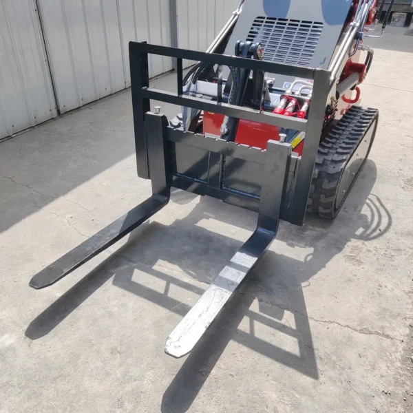 Skid-Steer-Loader-Fork-Pallet-Attachment-USA2.webp Skid-Steer-Loader-Fork-Pallet-Attachment-USA2.webp