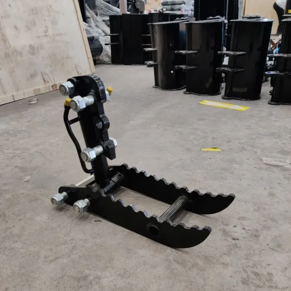 TYPHON-Attachments-Hydraulic-Thumb-Clip3.webp