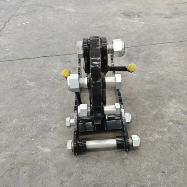 TYPHON-Attachments-Hydraulic-Thumb-Clip8-scaled-1-1.webp